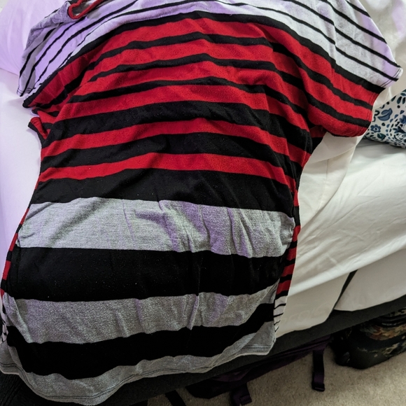 2 shirts priced as together - Picture 3 of 6